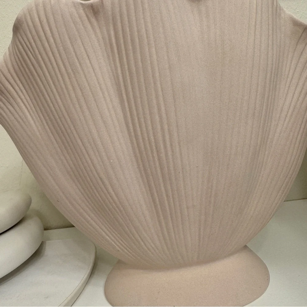 H&M home seashell vase stoneware home decor shelf beige sand fluted coastal